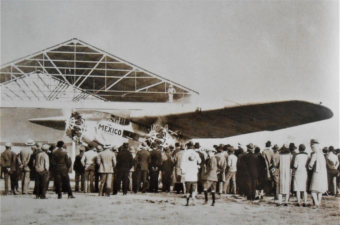 4 Charles Lindbergh tripula el trimotor Ford.jpg Charles Lindbergh tripula el trimotor Ford “México” que inauguró la ruta Brownsville-Tampico-México, primer viaje internacional de la Compañía Mexicana de Aviación. Libro: Mexicana la primera siempre será la primera.