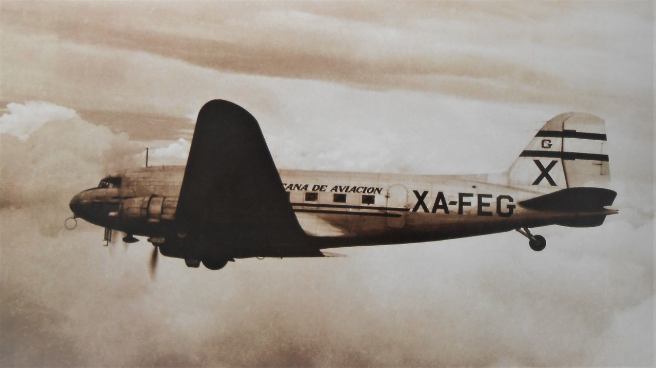 5 Avión DC-3 revolucionario en su época.jpg Avión DC-3, revolucionario en su época, formó parte de la flota de Mexicana de Aviación a partir de los años cuarenta del siglo pasado. Libro: Mexicana la primera siempre será la primera.