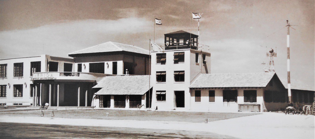 8 Aeropuerto de Mérida.jpg Aeropuerto de Mérida, uno de los muchos construidos por Mexicana de Aviación en el país. Libro: Mexicana la primera siempre será la primera.