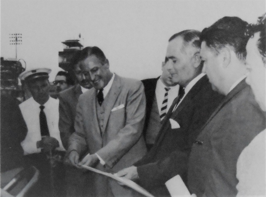 2 El Ing Walter Cross Buchanan.jpg El Ing. Walter Cross Buchanan (canoso y de traje oscuro), secretario de Comunicaciones y Transportes, inaugura el primer vuelo de Mexicana de Aviación en jet rumbo a Los Ángeles. Libro: Mexicana la primera siempre será la primera.