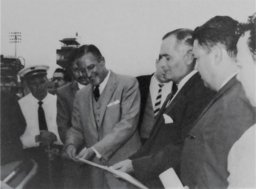 El Ing. Walter Cross Buchanan (canoso y de traje oscuro), secretario de Comunicaciones y Transportes, inaugura el primer vuelo de Mexicana de Aviación en jet rumbo a Los Ángeles. Libro: Mexicana la primera siempre será la primera.