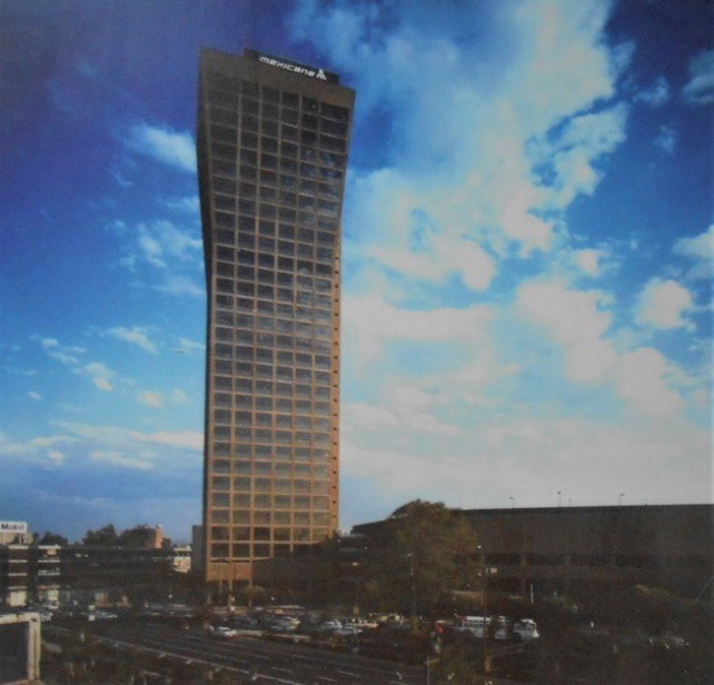 5 Torre de Mexicana de Aviación inaugurada el 30 de abril.jpg Torre de Mexicana de Aviación inaugurada el 30 de abril de 1984 que alojó las oficinas corporativas de la empresa. Libro: Mexicana la primera siempre será la primera.