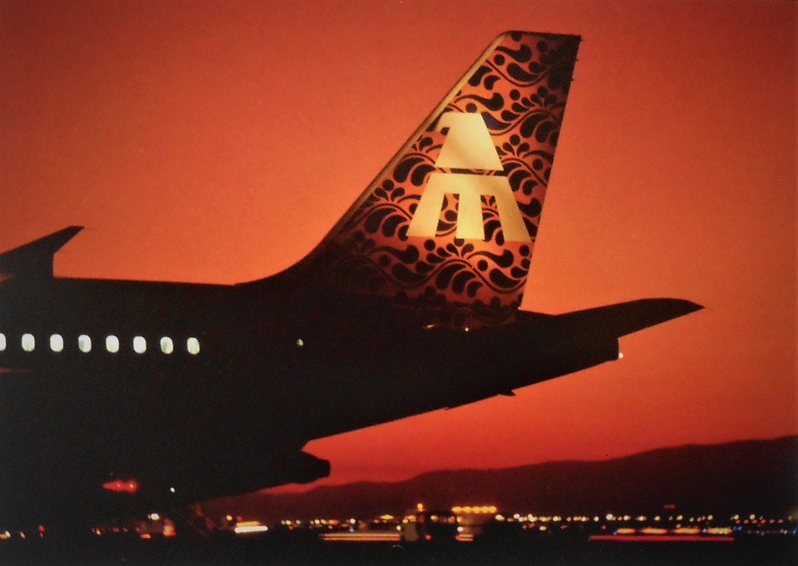 6 Espectacular diseño tipo talavera en el empenaje.jpg Espectacular diseño tipo talavera en el empenaje del avión de Mexicana. Libro: Mexicana la primera siempre será la primera.