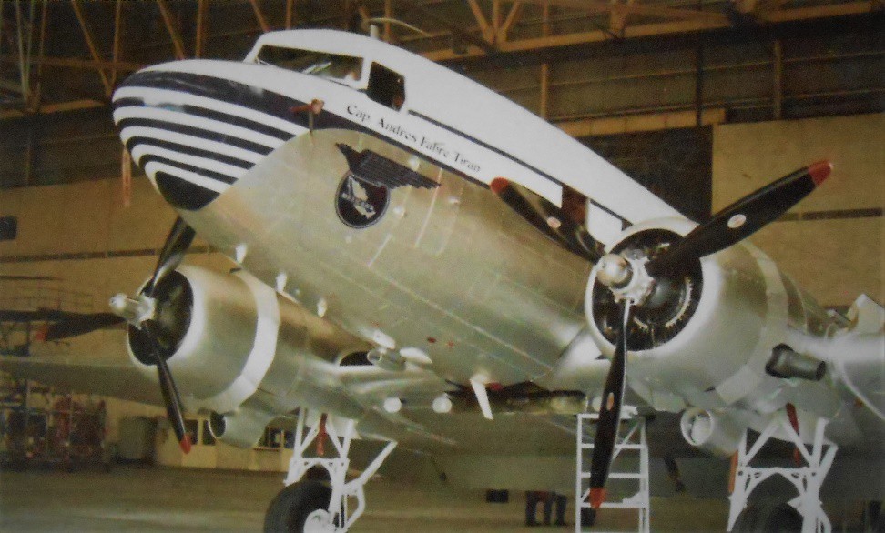 7 Avión DC-3 exhibido en la exposición especial.jpg Avión DC-3 exhibido en la exposición especial con motivo de los 75 años de la aerolínea. Libro: Mexicana la primera siempre será la primera.