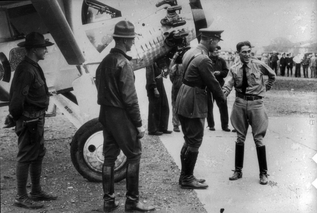 Emilio Carranza y piltots gringos750.jpg Emilio Carranza junto a pilotos de Washington D. C., a su llegada a la capital de los Estados Unidos de Norteamérica. Reproducción Autorizada por el Instituto Nacional de Antropología e Historia.