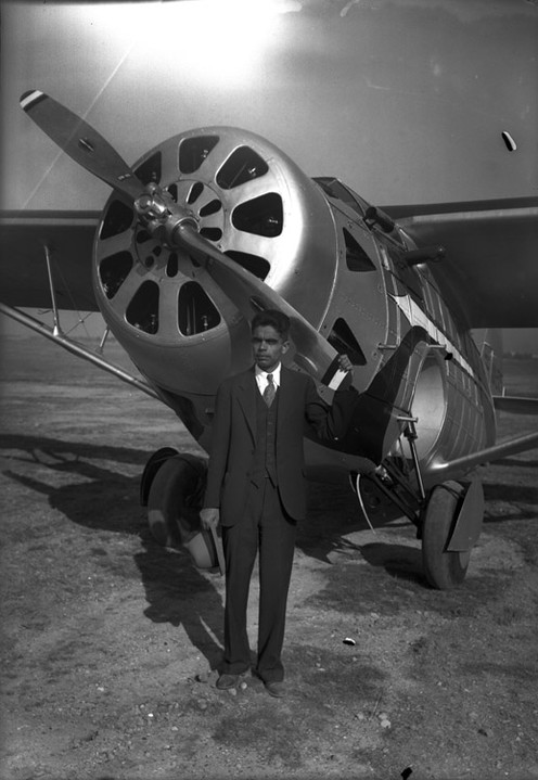 Francisco Sarabia750.jpg Francisco Sarabia al frente de su avión. Reproducción Autorizada por el Instituto Nacional de Antropología e Historia.