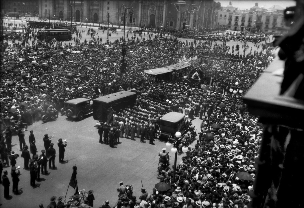 Gran multitud rindió homenaje en el cortejo fúnebre de Pablo L. Sidar en el zócalo capitalino. Reproducción Autorizada por el Instituto Nacional de Antropología e Historia.