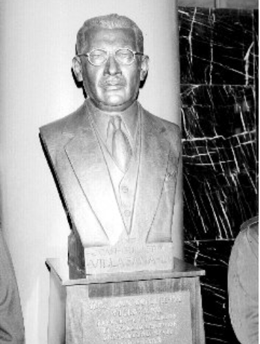 Busto homenaje al ingeniero y piloto aviador militar.png Busto homenaje al ingeniero y piloto aviador militar Juan Guillermo Villasana López. Reproducción autorizada por el INAH.