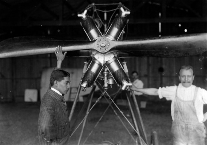 en 1912 Villasana fabrico cinco aeroplanos.png En 1912 Villasana fabricó cinco aeroplanos tipo Deperdussin para la Secretaría de Guerra. Reproducción autorizada por el INAH.