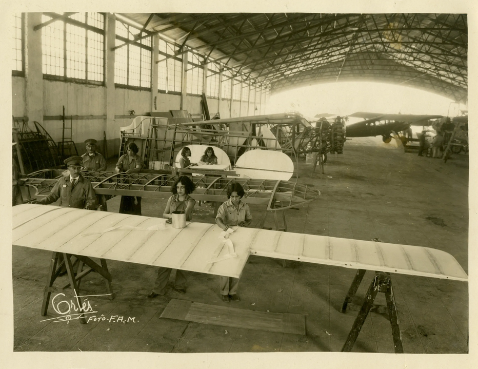 Vista del Taller Nacional de Construcciones.png Vista del Taller Nacional de Construcciones Aeronáuticas dirigido por el Ing. Villasana. https://memoria.culturahidalgo.gob.mx/portfolio/juan-guillermo-villasana/