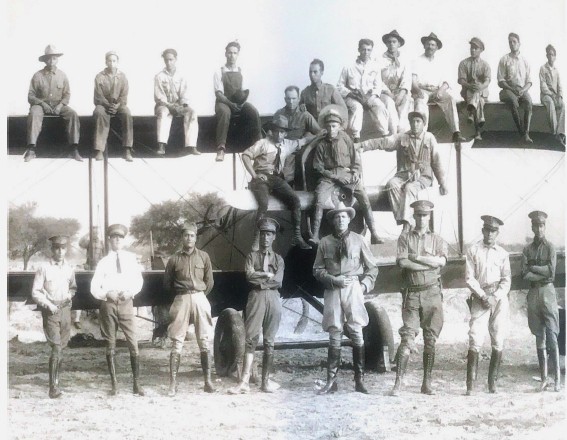 Como una forma de controlar la calidad de los aparatos fabricados en talleres mexicanos.jpg Como una forma de controlar la calidad de los aparatos fabricados en talleres mexicanos, pilotos y técnicos subían a las naves para comprobar su resistencia. Foto recuperada del libro: Centenario de la Industria Militar Mexicana.