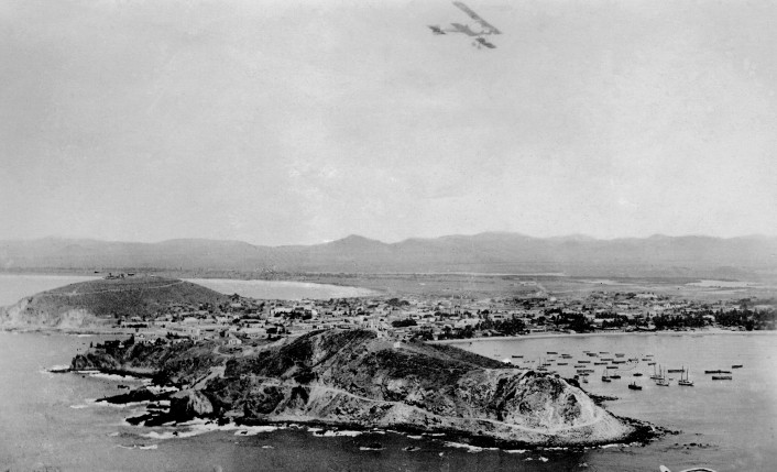 Decidido a utilizar la aviación en su estrategia de guerra contra el huertismo.jpg Decidido a utilizar la aviación en su estrategia de guerra contra el huertismo, Venustiano Carranza impulsó el desarrollo de la actividad, implementando, además vuelos de reconocimiento entre las poblaciones donde flotillas aéreas promovían la causa constitucionalista. Foto recuperada del libro: La aviación militar.