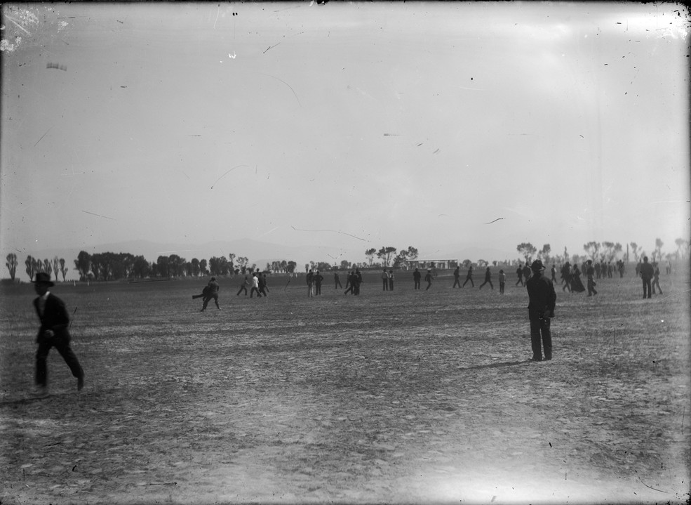 Público en los llanos de Balbuena jpg.jpg Visitantes en los llanos de Balbuena, 1910. Reproducción autorizada por el Instituto Nacional de Antropología e Historia.