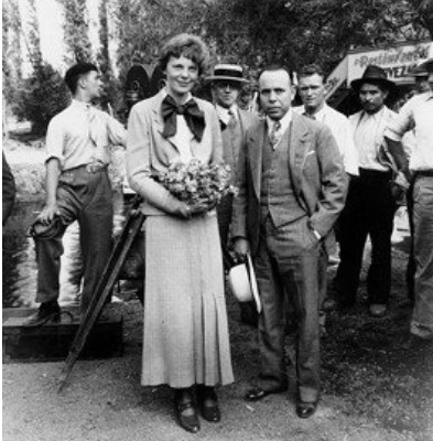 Amelia Earhart, primera mujer piloto aviador.jpg Amelia Earhart, primera mujer piloto aviador que atravesó en solitario el Océano Atlántico, con el coronel Alberto Salinas Carranza en Xochimilco, 1935. Reproducción autorizada por el INAH.