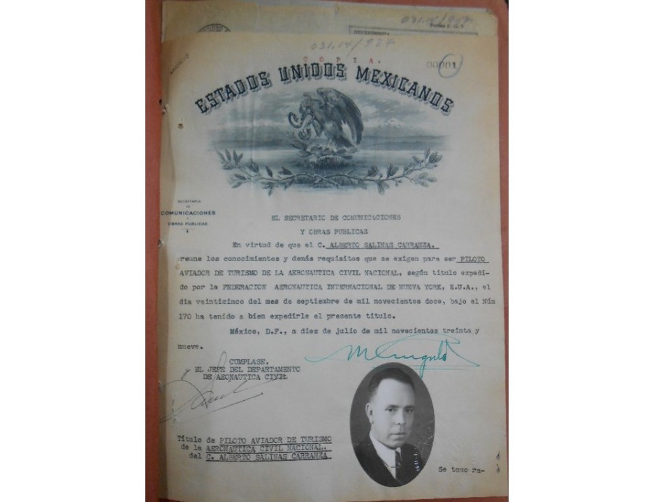 Título concedido por la Secretaría de Comunicaciones.jpg Título concedido por la Secretaría de Comunicaciones y Obras Públicas al piloto aviador Alberto Salinas Carranza en 1939. SICT.