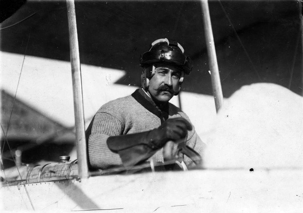 por los aires Alberto Braniff a bordo de su avión Voisin, 1910. Reproducción Autorizada por el Instituto Nacional de Antropología e Historia.