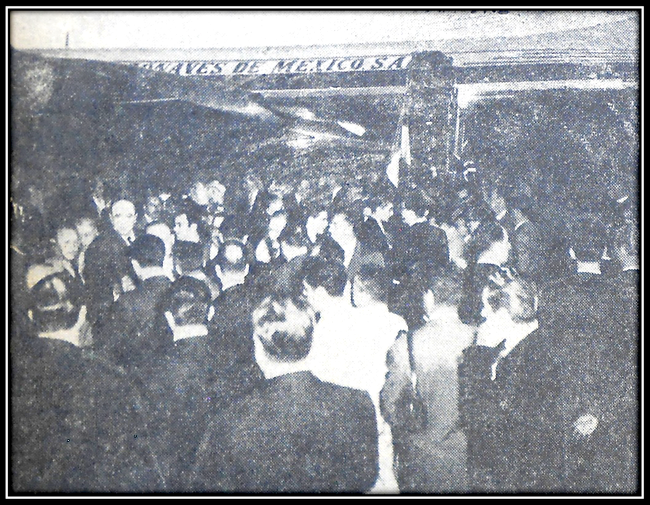 Una multitud da la bienvenida al avión “Bristol Britannia” de Aeronaves de México procedente de Inglaterra. La aeronave costó poco más de 40 millones de pesos. El Universal lunes 4 de noviembre de 1957.