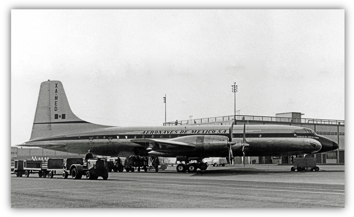 El avión bautizado como "Ciudad de Nueva York" fue entregado a la empresa Aeronaves de México el 15 de diciembre de 1957, y entró en servicio en su vuelo regular de Ciudad de México al aeropuerto John F. Kennedy en la ciudad de Nueva York. https://www.airhistory.net/photo/58387