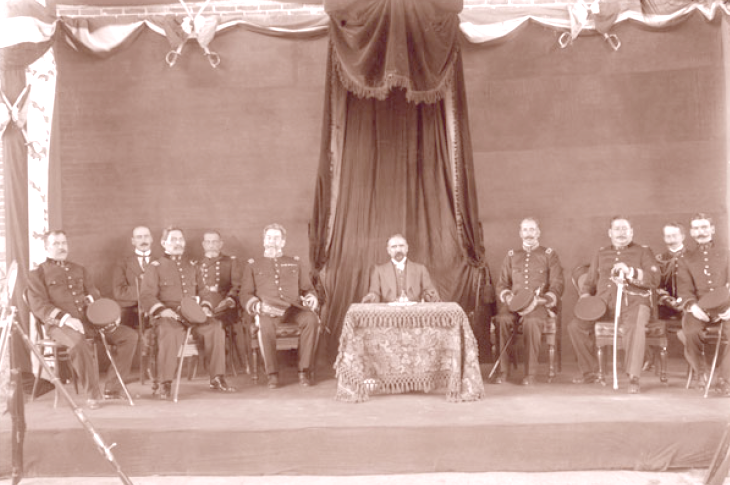 madero.png Francisco I. Madero preside una ceremonia en el Colegio Militar, institución dirigida por Felipe Ángeles (1912). Reproducción autorizada por el INAH.