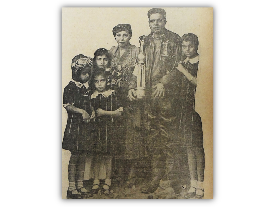 El gran piloto mexicano Francisco Sarabia en compañía de su esposa Agripina Díaz y sus cuatro hijos, posando después de haber obtenido un premio por sus notables vuelos: Los Ángeles-México, México-Chetumal y Mérida-México. El primer aeropuerto de Tuxtla Gutiérrez llevó su nombre como homenaje. https://gilbertoavilez.blogspot.com/2013/06/francisco-sarabia-y-conquistador-del.html