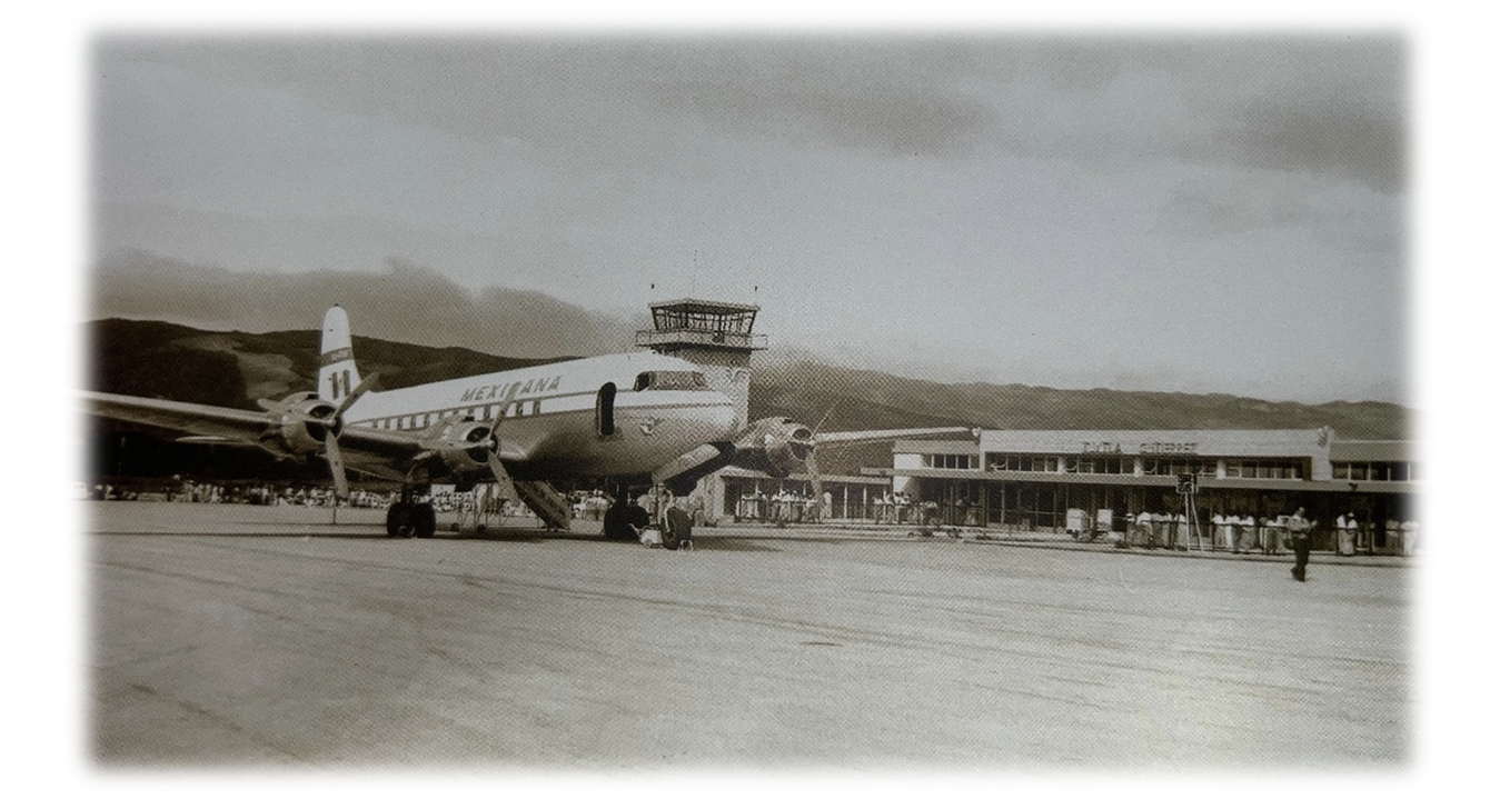 Una imagen clásica de avión y aeropuerto, donde se aprecia casi recién construido el Aeropuerto “Francisco Sarabia” y su torre de control muy cerca de Tuxtla Gutiérrez, Chiapas. Libro: 50 Años Aeropuertos y Servicios Auxiliares, Gobierno de México, 2015.