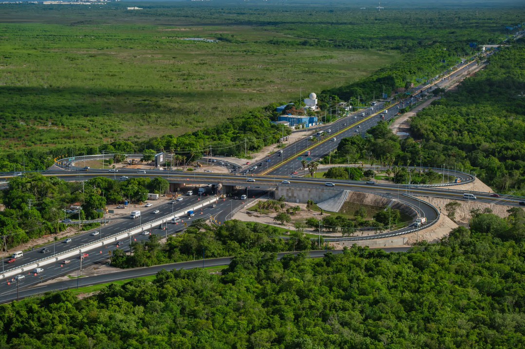 2 Distribuidor Aeropuerto Internacional de Cancún.jpg Distribuidor Aeropuerto Internacional de Cancún. Su ampliación permitirá ahorrar tiempo en el traslado del aeropuerto a la ciudad de Cancún. https://www.clicnoticias.com.mx/inaugura-el-nuevo-bulevar-colosio-mara-lezama-y-amlo/