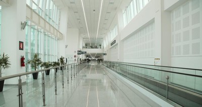 Obra de infraestructura aérea que brinda al viajero mayor atención y comodidad en la espera de su vuelo.