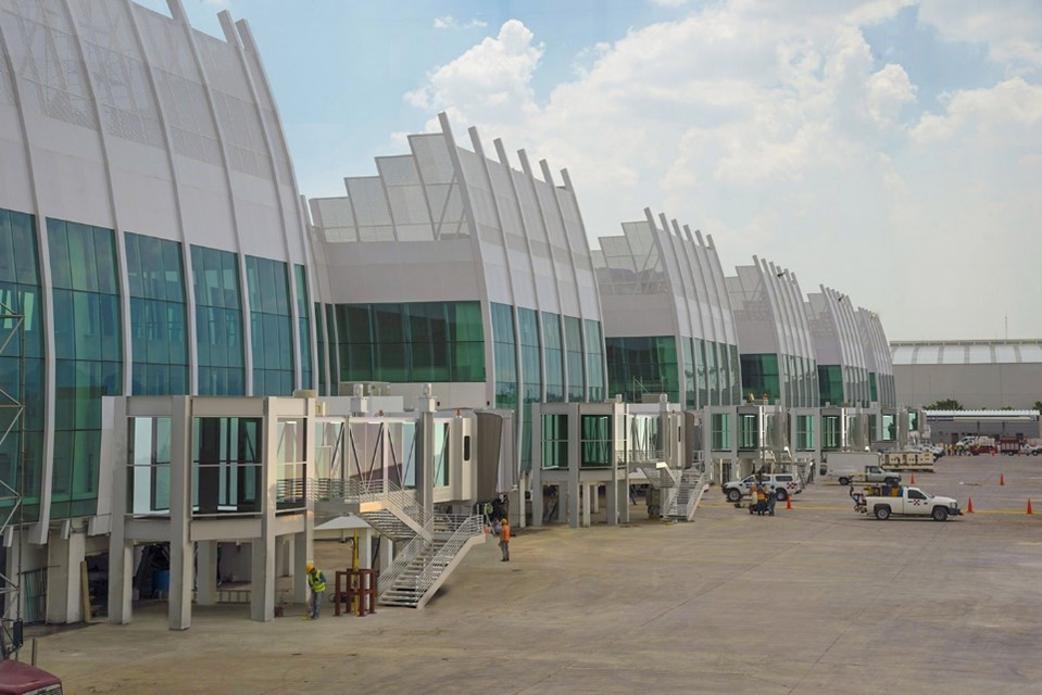 Moderna arquitectura con tintes mayas presenta la fachada de las siete posiciones.jpg Moderna arquitectura con tintes mayas presenta la fachada de las siete posiciones del “Dedo L” de la Terminal 2. https://bid20.bid-dimad.org/proyecto/ampliacion-terminal-2-aeropuerto-internacional-ciudad-de-mexico-dedo-l/