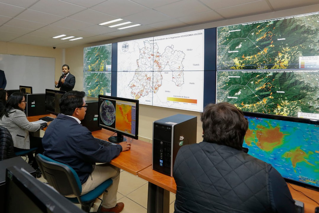 6 Reincorporar a México al terreno del conocimiento.jpg Reincorporar a México al terreno del conocimiento y uso de los avances científicos y tecnológicos en materia espacial, es uno de los objetivos esenciales de la SICT, que en el presente siglo, retomará al sector de telecomunicaciones que le permitió a México, colocar satélites en el espacio en 1985. Fotos: DGCS-SICT.