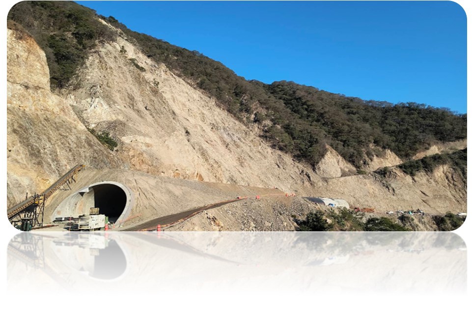 2 Se construyeron 10 túneles .jpg El túnel “el tornillo” salvó el tramo de la peligrosa zona de deslaves. https://www.google.com/maps/place/Tunel+%22El+Tornillo%22