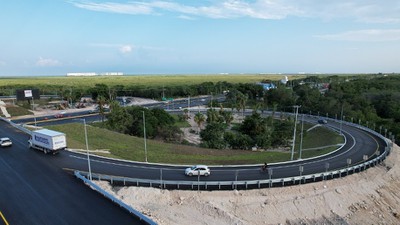 La rehabilitación del Bulevar Colosio y la modernización del Distribuidor Vial del Aeropuerto de Cancún facilitan la comunicación con la zona hotelera y las principales áreas comerciales.
