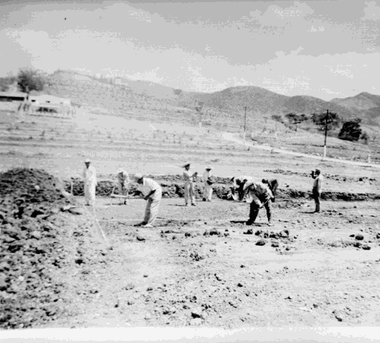 carretera construida por camineros.png A pico y pala los camineros han abierto múltiples caminos que comunican al país entero. Reproducción autorizada por el INAH.