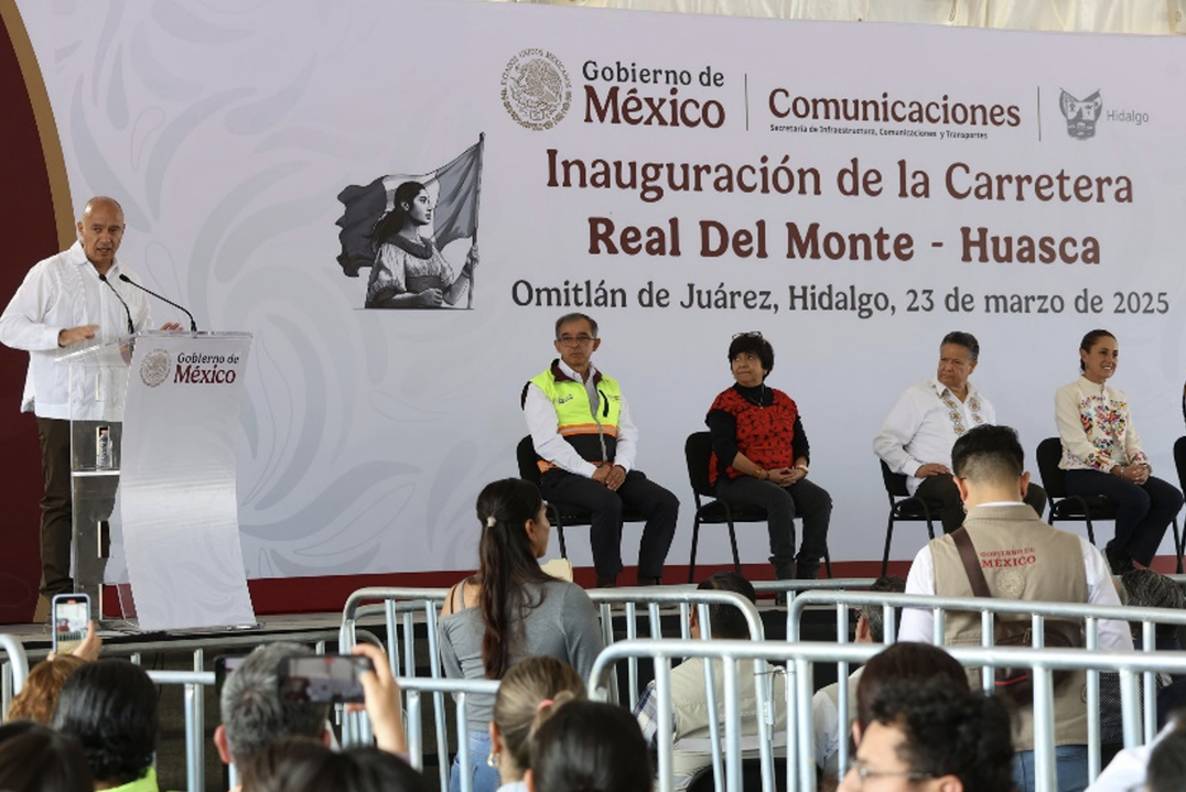 CARRETERA REAL DEL MONTE 01.png El ingeniero Esteva toma la palabra en la inauguración de la carretera Real del Monte-Huasca. SICT.