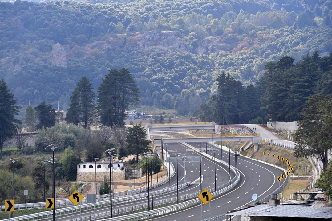 CARRETERA REAL DEL MONTE 04.png Impresionante paisaje boscoso acompaña en su recorrido a la carretera Real del Monte-Huasca. SICT.