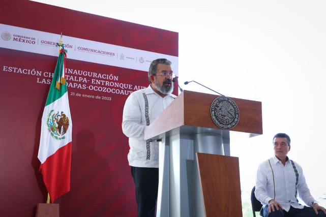 El Lic Jorge Nuño Lara.jpg El Lic. Jorge Nuño Lara, secretario de Infraestructura, Comunicaciones y Transportes, durante su intervención en la inauguración de la carretera suspendida en 2011. SICT.