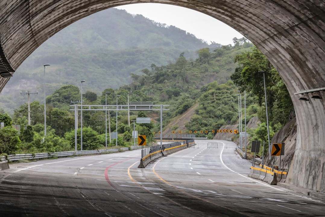 Libramiento Poniente de Acapulco ya terminado a la salida de uno de sus tres túneles SICT.jpg Libramiento Poniente de Acapulco, ya terminado, a la salida de uno de sus tres túneles. SICT