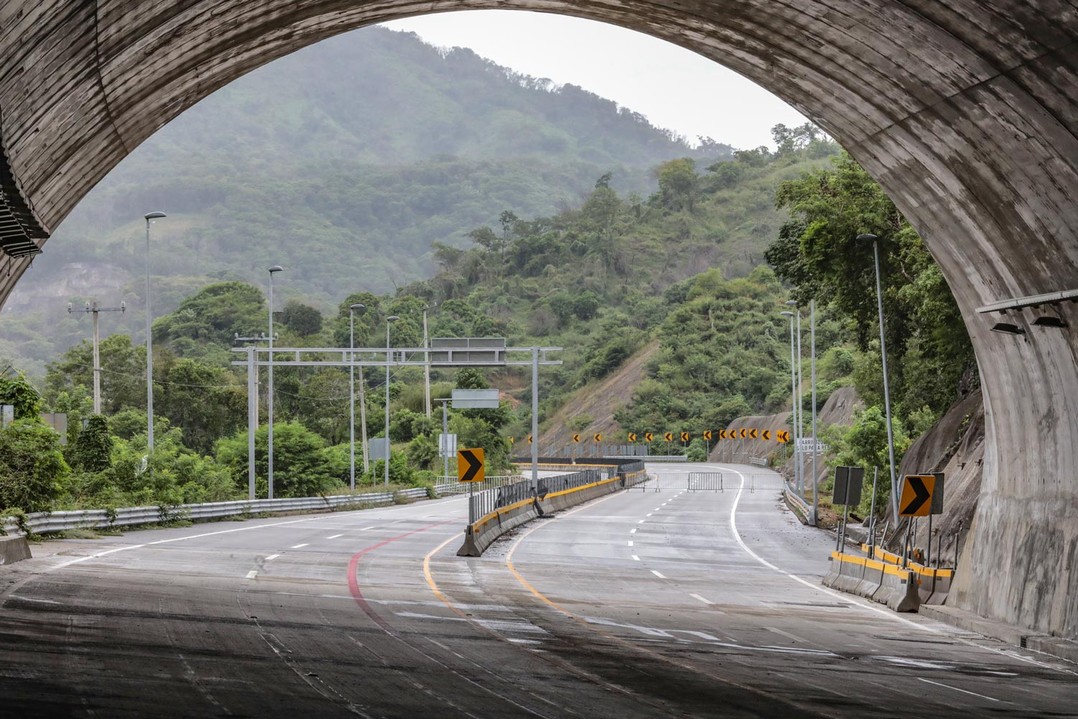 Libramiento Poniente de Acapulco, ya terminado, a la salida de uno de sus tres túneles. SICT