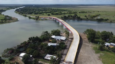 Después de tres largas décadas de espera, los tabasqueños celebran la construcción del anhelado puente Quintín Arauz.
