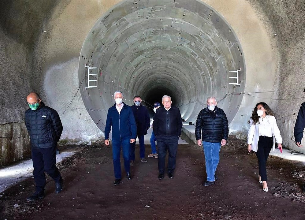 Tren interurbano México-Toluca.jpg El Ing. Jorge Arganis acompaña al presidente de la República y al gobernador del Estado de México en el recorrido de supervisión de las obras del Tren Interurbano México-Toluca.