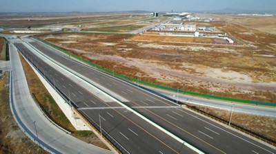 La construcción de esta vialidad acerca definitivamente a los usuarios del Aeropuerto Internacional Felipe Ángeles.