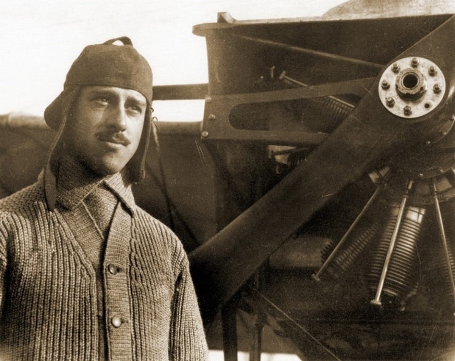 1 El piloto Horacio Ruiz Gaviño.jpg El piloto Horacio Ruiz Gaviño fue el pionero en el traslado de la correspondencia aérea en 1917. Reproducción autorizada por el INAH.