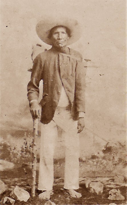 Correo a pie1.jpg Cartero rural, realizaba su trabajo a pie. El Mundo Ilustrado 1907.