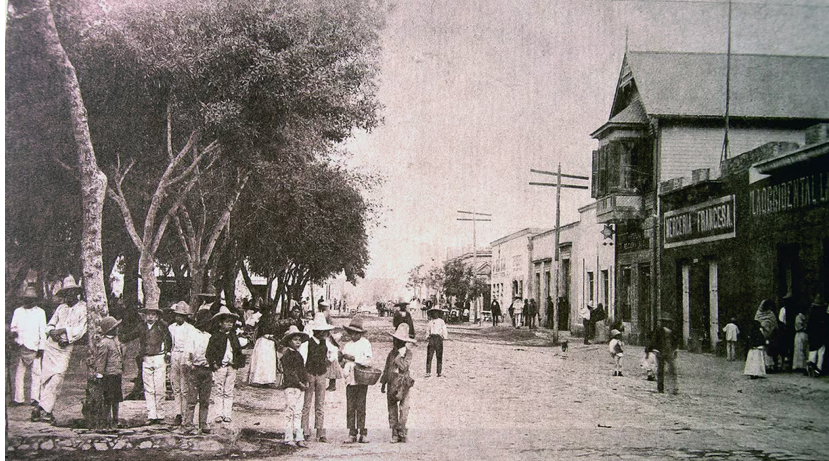 3 Desde 1883 el ferrocarril benefició a Durango.png Desde 1883, el ferrocarril benefició a Durango mediante el impulso a la industria, el comercio, la agricultura y, principalmente, la minería. Foto recuperada del periódico: El Siglo de Durango.