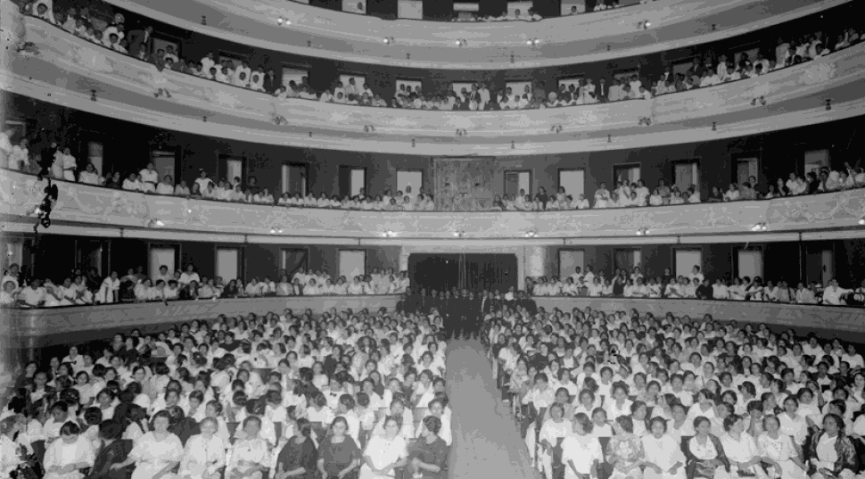 8 Reunidas en enero de 1916.png Reunidas en enero de 1916, delegadas procedentes de toda la República reflexionaron sobre su participación en la vida pública de la nación. Foto recuperada de: El Tiempo y su Memoria.