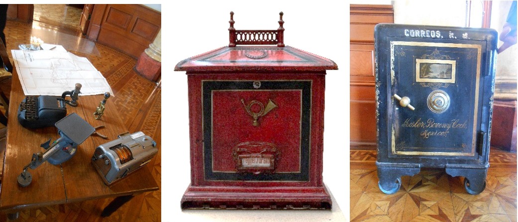 Instrumentos de trabajo balanza estenógrafo máquina franqueadora.jpg Instrumentos de trabajo: balanza, estenógrafo, máquina franqueadora, sellos postales, mapas; un buzón húngaro Segundo Imperio; y una caja fuerte son algunas de las piezas admiradas en el Museo Palacio Postal. SEPOMEX.