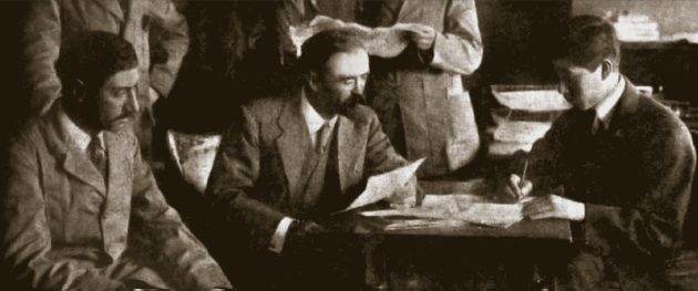 Al llevar el mensaje del antirreeleccionismo.png Al llevar el mensaje del antirreeleccionismo por la nación, Madero se hizo acompañar de un taquígrafo y un secretario que le ayudaban a escribir y enviar su correspondencia revolucionaria. Foto recuperada del libro: Epistolario, Tomo II.