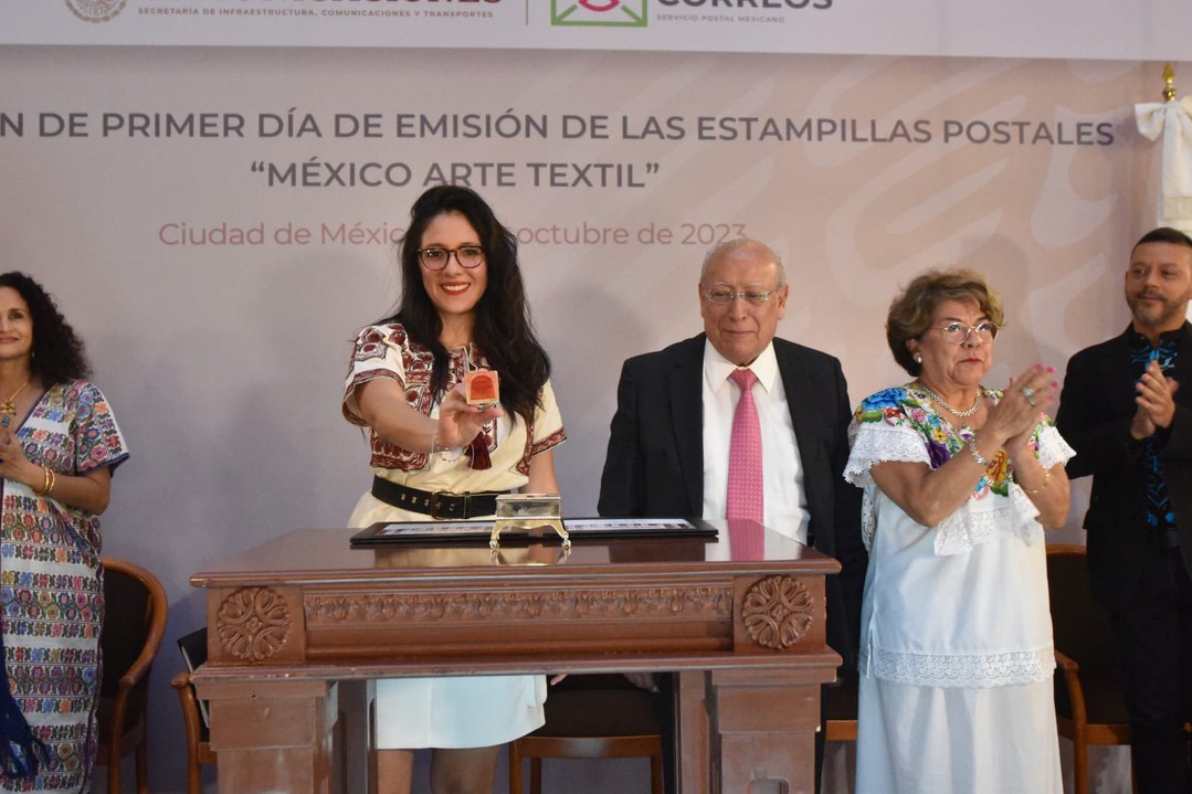 1 Cancelación del timbre postal alusivo al arte textil mexicano.jpg Cancelación del timbre postal alusivo al arte textil mexicano por la titular de la Unidad de Administración y Finanzas de la Secretaría de Infraestructura, Comunicaciones y Transportes, Eréndira Valdivia Carrillo. https://twitter.com/SICTmx/status/1713743741151015197/photo/3