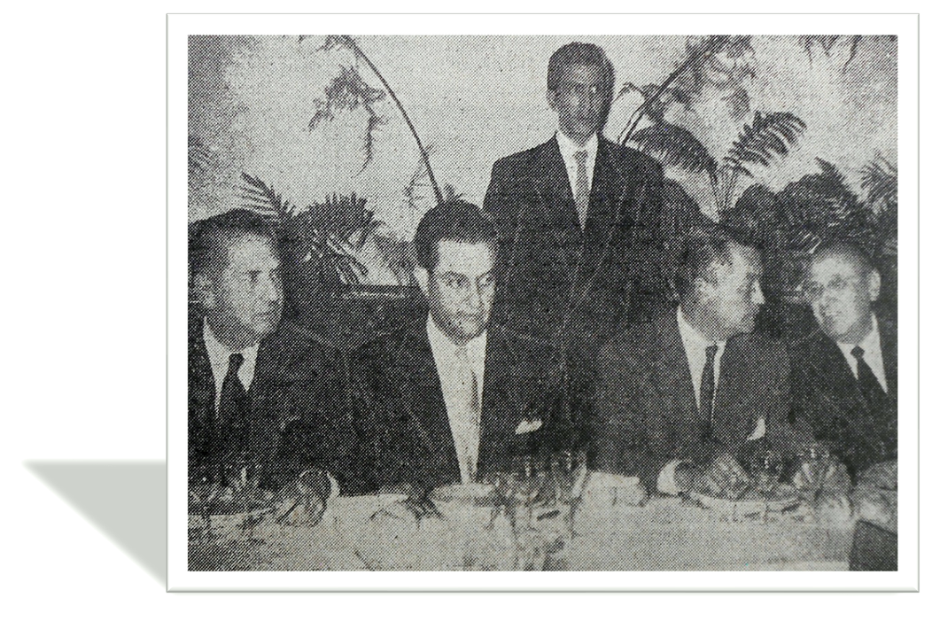 En la comida ofrecida por los empleados postales a la prensa capitalina estuvieron en la mesa de honor: Rafael Murillo Vidal, director de Correos; Luis Enrique Bracamontes, subsecretario de Obras Públicas; Walter C. Buchanan, subsecretario de Comunicaciones encargado del Despacho; y Rómulo O’Farril gerente general del periódico Novedades. El Universal 13 de noviembre de 1958.