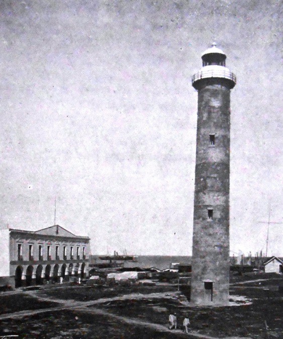el faro de progreso.jpg El faro de Progreso frente al palacio del Ayuntamiento (hoy Casa de la Cultura). Memoria SCOP 1927-1928.