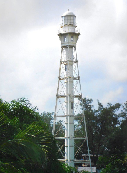 Estructura metálica bien conservada.jpg Estructura metálica bien conservada luce el faro de la Barra de Tampico. Libro: Los faros de México, SCT.